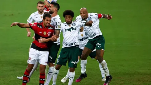 Acción de juego entre Palmeiras y Flamengo.