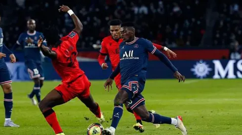 Mendes en acción con PSG, al fondo Danilo.