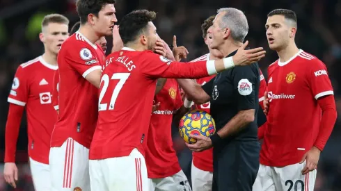 Todo el United reclamó al árbitro.