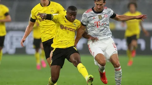 Acción de juego entre Borussia Dortmund y Bayern Múnich.