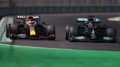 De izquierda a derecha, mano a mano y a la par, Max Verstappen y Lewis Hamilton... solo uno será el campeón (Foto: Getty Images).