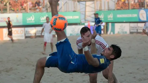 Jugada en Mundial de fútbol playa.