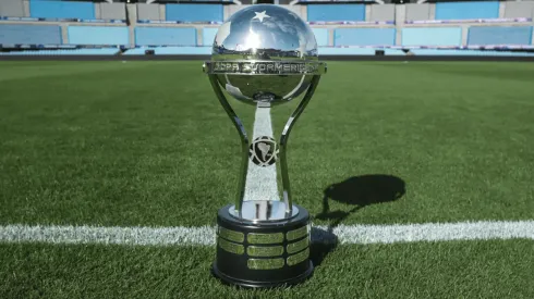 Trofeo de la Copa Sudamericana.