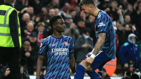Bukayo Saka y Ben White celebrando un gol de Arsenal.