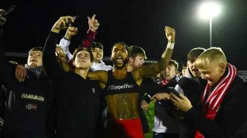 Los hinchas de Kidderminster Harriers festejan con los jugadores.