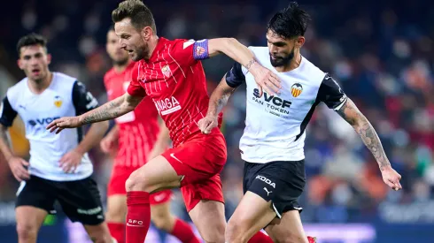 Sevilla y Valencia en acción de juego.