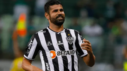 Diego Costa en acción con Mineiro.