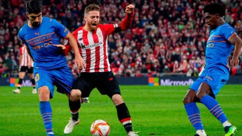 Acción de juego entre Athletic Club y Valencia.
