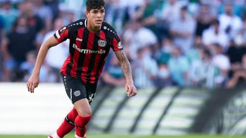 Piero Hincapié marca un gol con el Leverkusen en la Champions League.