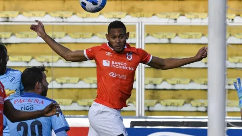 Acción de gol entre Universidad Católica y Bolívar.