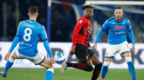 Rafael Leão ante Amir Rrahmani y Fabián Ruiz.