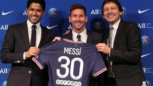 Lionel Messi, Nasser Al-Khelaifi, Leonardo en la presentación del argentino en PSG.