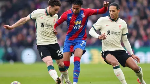 Michael Olise, entre Van Dijk y Diogo Jota en un Crystal Palace vs. Liverpool.