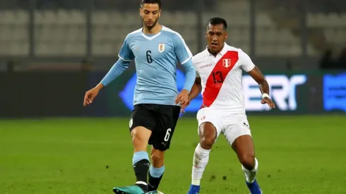 Bentancur y Tapia, las figuras del mediocampo de Uruguay y Perú.
