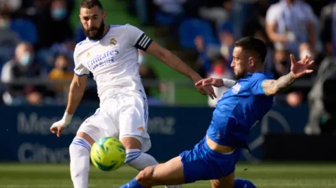 Erick Cabaco ante Benzema en un Getafe vs. Real Madrid de LaLiga.