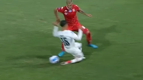 El caño de Kevin Fernández a Tomás Pozzo.