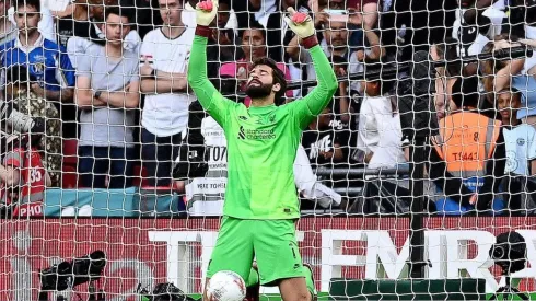 Alisson celebra título con Liverpool.