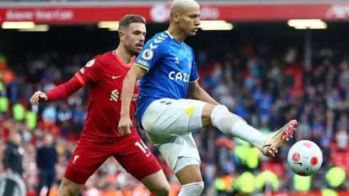 Richarlison en acción ante Liverpool.