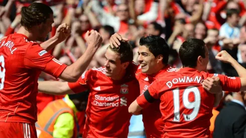 Luis Suárez, en su paso por Liverpool con jugadores como Henderson, Downing y Carroll.