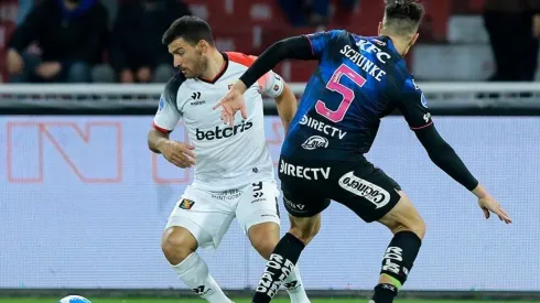 Acción de juego entre Melgar e Independiente del Valle.