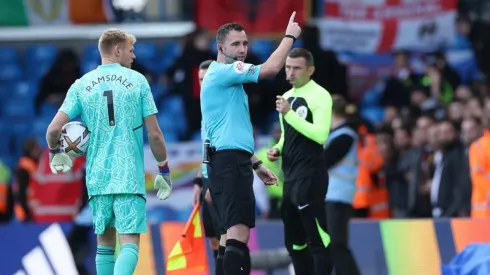 El árbitro Chris Kavanagh postergó Arsenal vs Leeds.