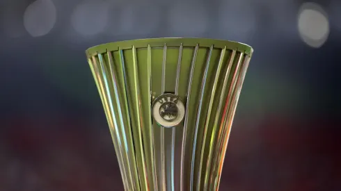 El trofeo de la Conference League.