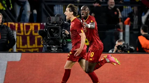 Edoardo Bove y Tammy Abraham festejan el único tanto del partido.