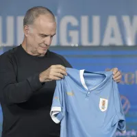 Sorpresa: Bielsa citó a 18 jugadores en su primera convocatoria en Uruguay