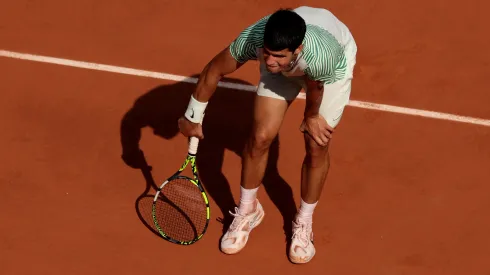 Carlos Alcaraz sufrió una lesión en pleno partido con Novak Djokovic.
