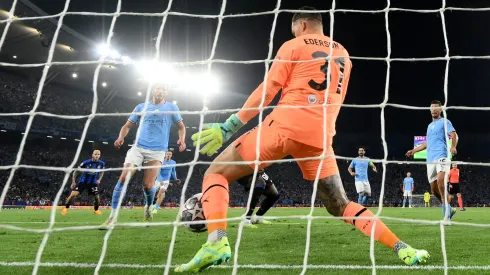 Ederson ataja una pelota clave de Lukaku en la final de Champions. Getty Images
