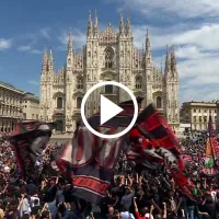 Funeral multitudinario: hinchas de AC Milan se despiden de Berlusconi