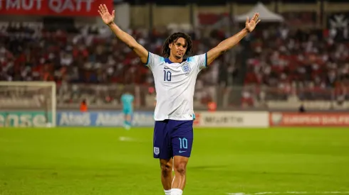 Trent Alexander-Arnold celebra su golazo para Inglaterra.