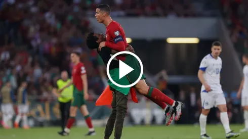 Espontáneo levantó a upa a Cristiano Ronaldo