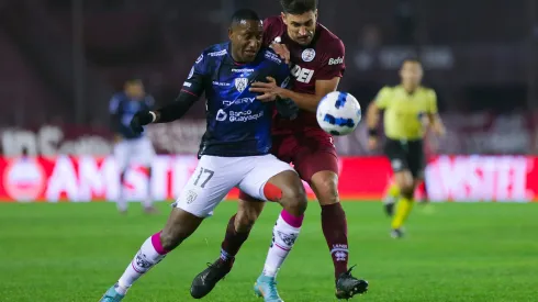 LANUS, ARGENTINA – JULY 07: Jaime Ayoví of Independiente Del Valle fights for the ball with Diego Braghieri of Lanus during a second leg match between Lanus and Independiente del Valle as part round of sixteen of Copa CONMEBOL Sudamericana 2022 at Estadio Ciudad de Lanus (La Fortaleza) on July 07, 2022 in Lanus, Argentina. (Photo by Daniel Jayo/Getty Images)