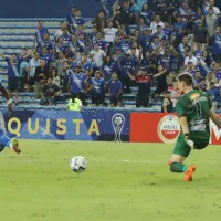(VIDEO) Los hinchas de Emelec no aprenden y nuevamente invaden la cancha del Capwell