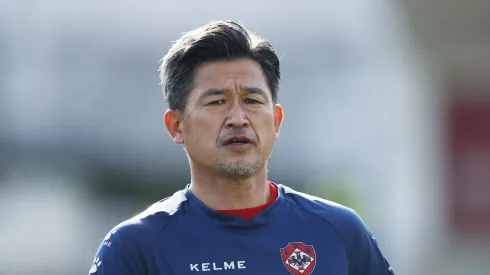 A los 56 años, el futbolista más viejo del mundo firmó otro contrato