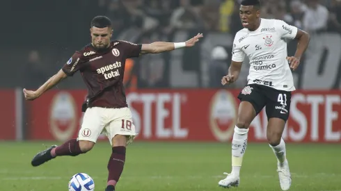 SAO PAULO, BRAZIL - JULY 11: Rodrigo Ureña (L) of Universitario fights for the ball against Felipe Augusto of Corinthians during the first leg of the round of 32 playoff match between Corinthians and Universitario at Neo Quimica Arena on July 11, 2023 in Sao Paulo, Brazil. (Photo by Miguel Schincariol/Getty Images)