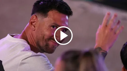 Lionel Messi firmó las camisetas de unos hinchas en su presentación en el Inter Miami. Getty Images.