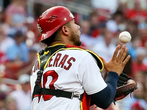 Video: Receptor de Cardinals salió del juego por un batazo en la cabeza