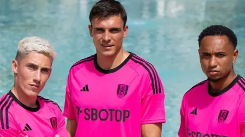 Fulham presentó su nueva camiseta rosa.
