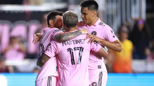 Messi y su festejo con Josef Martínez y el debutante Diego Gómez.