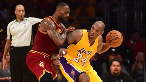 LeBron James y Kobe Bryant enfrentándose en un duelo por la NBA.