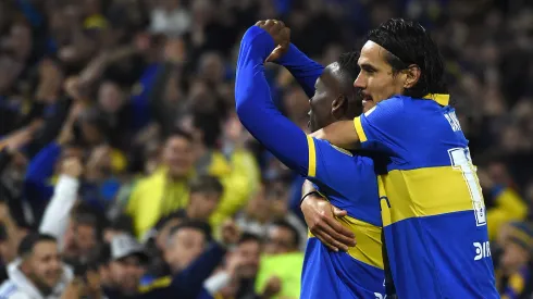 BUENOS AIRES, ARGENTINA - AUGUST 09: Luis Advíncula (C) of Boca Juniors celebrates with teammate Edinson Cavani after scoring the team's second goal during a Copa CONMEBOL Libertadores 2023 round of sixteen second leg match between Boca Juniors and Nacional at Estadio Alberto J. Armando on August 09, 2023 in Buenos Aires, Argentina. (Photo by Marcelo Endelli/Getty Images)