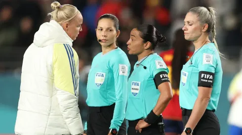 Las jugadoras suecas manifestaron su descontento con la labor de Edina Alves. Getty Images.