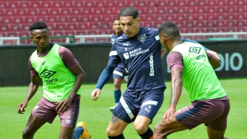 Paolo Guerrero titular en partido crucial para LDU