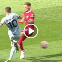 VIDEO: Alexis Mac Allister llegó tarde y se ganó la roja en el Liverpool