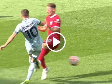 VIDEO: Alexis Mac Allister llegó tarde y se ganó la roja en el Liverpool