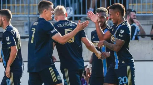 El festejo de Jesús Bueno con Mikael Uhre.