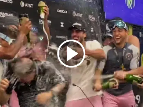VIDEO: ¡A Tata Martino lo bañaron en champagne en plena rueda de prensa!