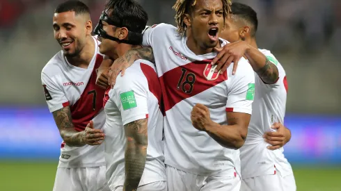 LIMA, PERU - NOVEMBER 11: Gianluca Lapadula of Peru celebrates with teammate André Carrillo (C) after scoring the first goal of his team during a match between Peru and Bolivia as part of FIFA World Cup Qatar 2022 Qualifiers at Estadio Nacional de Lima on November 11, 2021 in Lima, Peru. (Photo by Sebastian Castañeda - Pool/Getty Images)